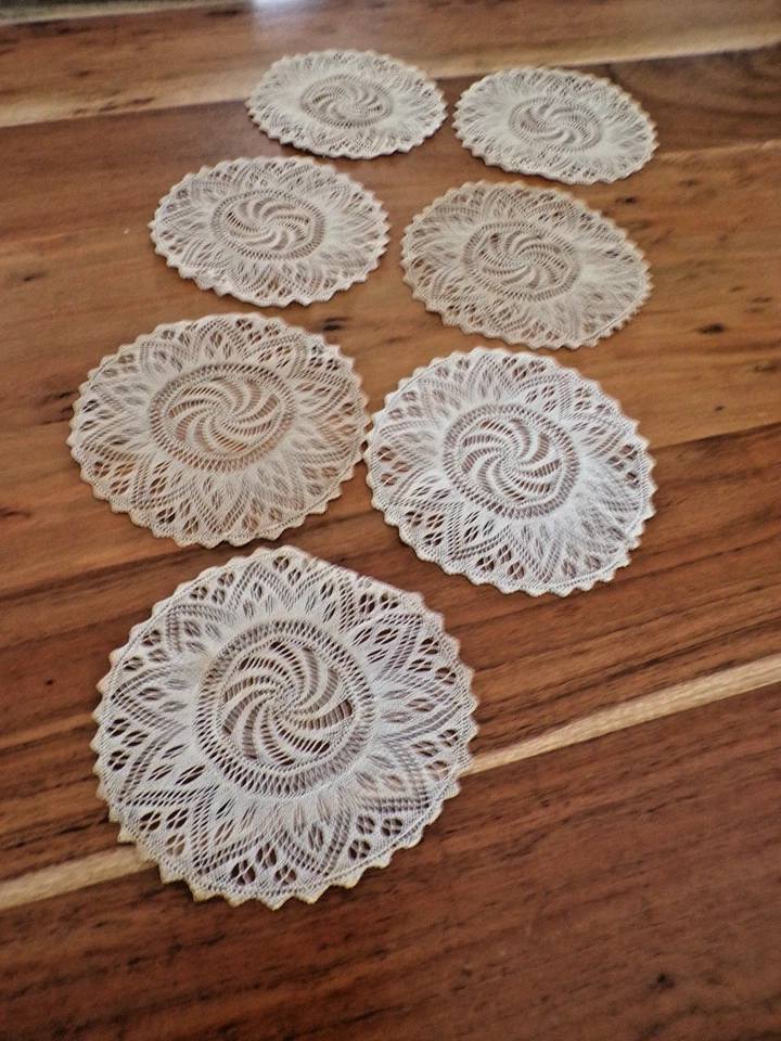 Linge ancien Lot de 7 Napperons en dentelle beige - Photo 1/3