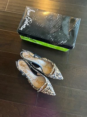 Zapatos de salón Sam Edelman Denia negros con estampado de leopardo pelo de becerro talla 6 M Foto 1 de 4