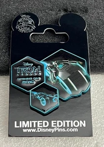 Prendedor Disney Tron Legacy Opening Day 2010 Light Cycle LE 2500 - Imagen 1 de 1