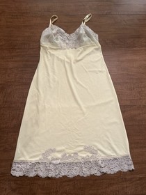 Vtg Van Ralte Full Slip Lingerie Size 34A Pale Yellow Lace Scalloped Nightgown
