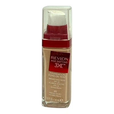Base Revlon Age Defying 3X SPF20 (1 fl. oz/30 ml/05 marfil fresco) como se ve Foto 1 de 2