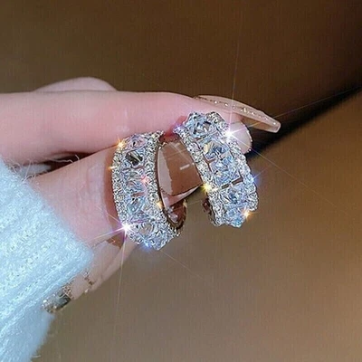 Aretes tipo argolla Huggie de diamantes simulados de corte princesa de 4 quilates enchapados en oro blanco de 14 k Foto 1 de 4