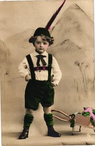 Vintage europäische handkolorierte Postkarte Junge in Tracht - Bild 1 von 2