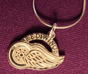 Detroit red wings Ice Hockey NHL 925 sterling silver charm & 18" Chain Ret. $150 - Picture 1 of 8