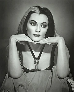 HALLOWEEN LILY MUNSTER ~ YVONNE DE CARLO! ~ VERY NICE PHOTO 8 X 10! F21 - Picture 1 of 4