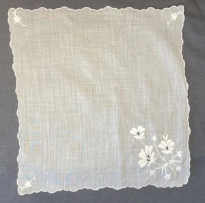 Vintage weißes Taschentuch erhöhte Blume Landhaus Kern Oma Nasenschwindel Taschentuch  - Bild 1 von 6