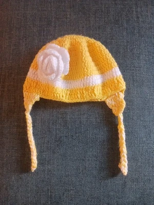 Sombrero de invierno hecho a mano para niñas, colores amarillo y blanco Foto 1 de 3