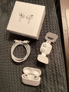 APPLE AIRPODS PRO (1st GEN) ~ PRE~OWNED ~ W/BOX **ONE EARBUD NOT WORKING - Photo 1 sur 3