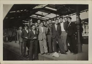 ALTES FOTO - VINTAGE SNAPSHOT - MODEGRUPPE KAI BAHNHOF REISE-FASHION STATION - Bild 1 von 1