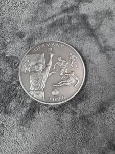 Moneda conmemorativa de fútbol de la Copa Mundial de Alemania de 5 dólares de la República de Liberia 2006 - Imagen 1 de 2