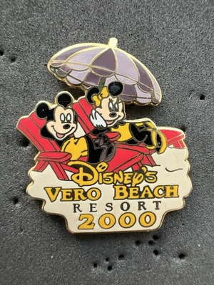 DISNEY Pin 2000 VERO BEACH RESORT PIN - MICKEY & MINNIE MOUSE SUN BATHING - Image 1 of 2