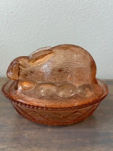 Vintage rosa Glas Hase Kaninchen auf Nest Bonboniere Top Zustand - Bild 1 von 9