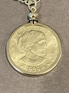 1999 BRILLIANT UNCIRCULATED SUSAN B ANTHONY U.S. DOLLAR COIN PENDANT NECKLACE - Picture 1 of 2