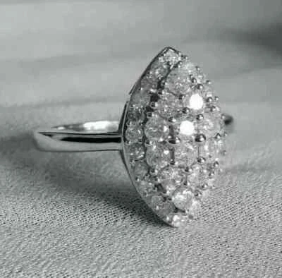 Fede nuziale a grappolo di diamanti taglio tondo creata in laboratorio da 2 C... - Immagine 1 di 3