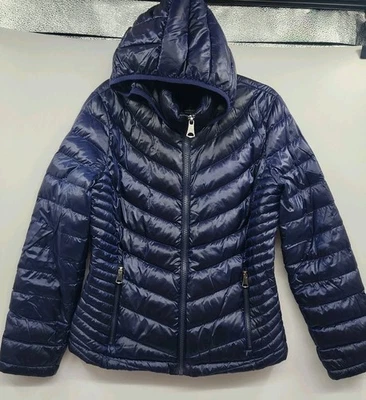 Abrigo acolchado con capucha grande Marc NY Andrew Marc azul oscuro premium  Foto 1 de 4