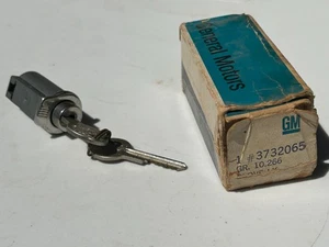NOS GM 1954-1963 Chevrolet Glove Box Lock Cylinder Kit w/ Keys 3732065 Genuine - Bild 1 von 6