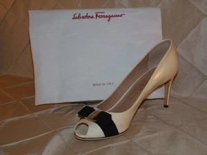 SALVATORE FERRAGAMO OFF WHITE CLASSIC VERA PUMP SZ 11B EUC - Picture 1 of 10