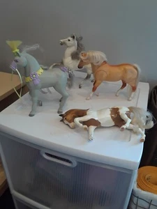 Lote de 4 caballos incluyendo Empire Grand Champion, Breyer Reeves y Fisher Price - Imagen 1 de 12