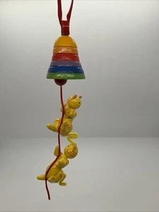 Gatos de madera pintados vintage colgando de campana arco iris adorno de Navidad - Imagen 1 de 8