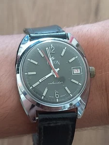 Orologio Vintage Orion Made in Swiss Calendario Meccanico Da Uomo Made in Swiss Quadrante Nero 2040 - Foto 1 di 7