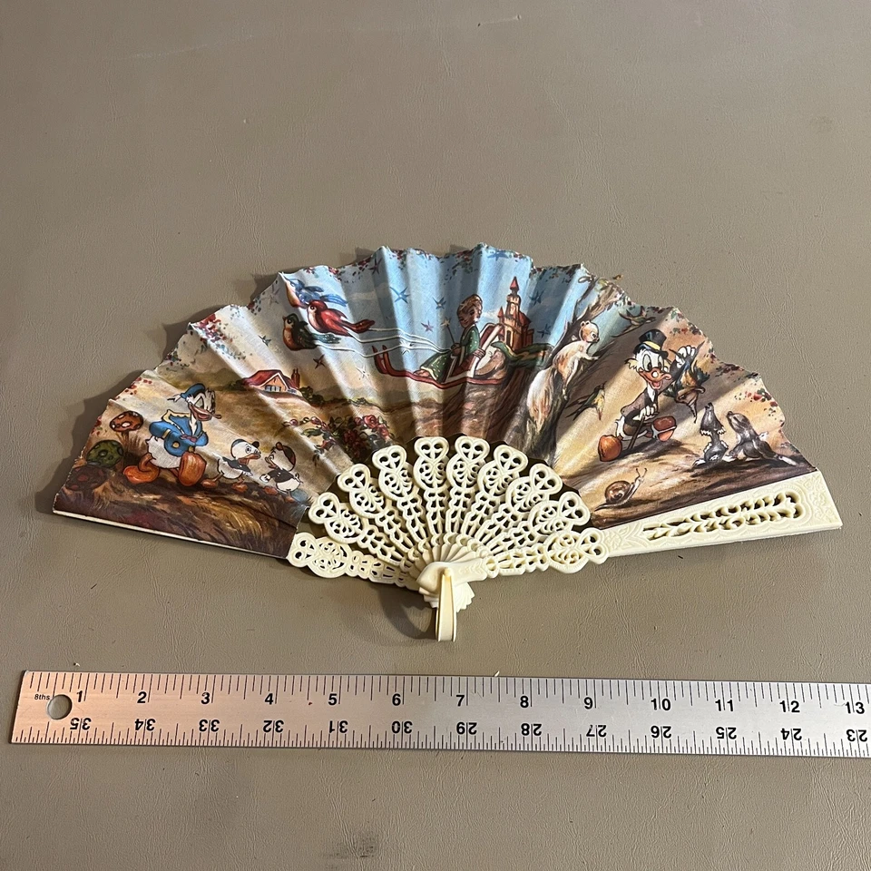 Antiguo ventilador de mano vintage de plástico y lona plegable 1940-1950 del Pato Donald Foto 1 de 4