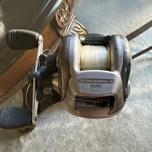 Mulinello da Pesca Alta Velocità Vintage Team Daiwa-S 103HVLA Baitcasting con Bobina Oro - Foto 1 di 6