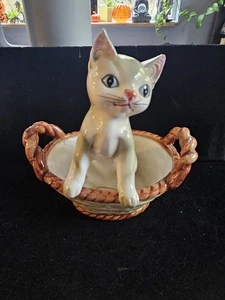 Estatuilla vintage de cerámica de gato en cesta Norcrest decoración coleccionable - Imagen 1 de 6