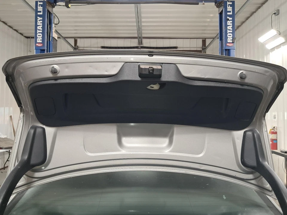 Tapa de cubierta usada se adapta a: Volkswagen Passat SDN 2013 sin cámara de visión trasera grado A Foto 1 de 4