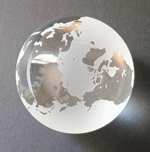 Vintage Crystal Clear Glass Etched Earth World Globe Paperweight Tiffany & Co - Imagen 1 de 6