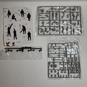 Trumpeter # 00411 WWII Soviet Tank Crew Ammo Supplied Team 1/35 Scale Model Kit - Bild 1 von 3