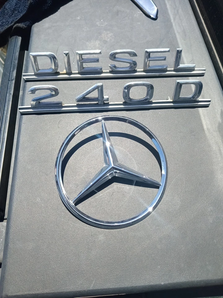 Mercedes Benz 240D 1972 emblemas de maletero diésel Foto 1 de 4