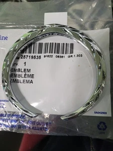 Cadillac grille emblem chrome wreath new GM part 25719535 - Picture 1 of 2