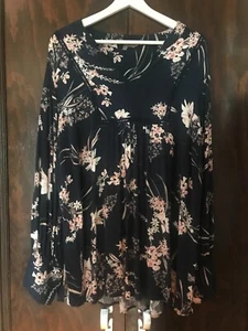 BELLE CURVE NAVY/FLORAL LONG SLEEVE TOP SIZE: 22 GC - Picture 1 of 5