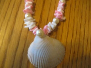 Handcrafted pink shell necklace and earrings - Bild 1 von 3