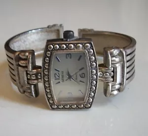 WOMEN'S SILVER FINISH BANGLE CUFF FASHION CASUAL WRIST WATCH - Picture 1 of 4