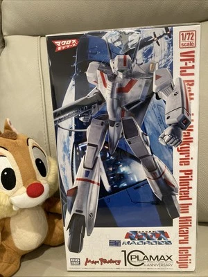 Big West Max Factory Plamax Macross 1/72 VF-1J Battroid Hikaru Ichijo Valkyrie  - Image 1 of 3