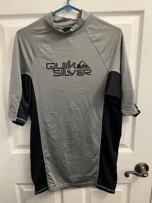 Quicksilver Surfing Rash Guard Camisa Hombre 2XL Negro Gris Manga Corta APRETADO UV Foto 1 de 3