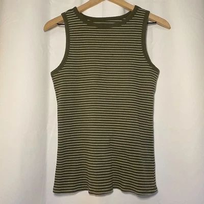 Regata feminina Nine West Essential listra oliva com nervuras com faixas ajustadas em camadas L em excelente estado usado - Imagem 1 de 4