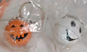 Portachiavi zucca Halloween metallo bianco fantasma arancione vintage made in Taiwan - Foto 1 di 5