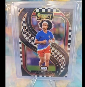2024-25 Panini Select FIFA Lily Yohannes #194 Checkerboard Prizm (RC) - Imagen 1 de 2