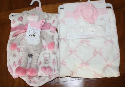 Lote de 2 cobertores de bebê conjunto 30"x40" com tiaras e boneca rosa e branco - Imagem 1 de 2