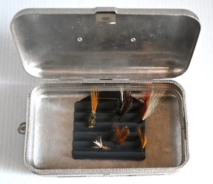 Vtg Top Quality UMCO P-9 two sided hard shell box w/7 Fishing fly's clip on hold - Picture 1 of 13