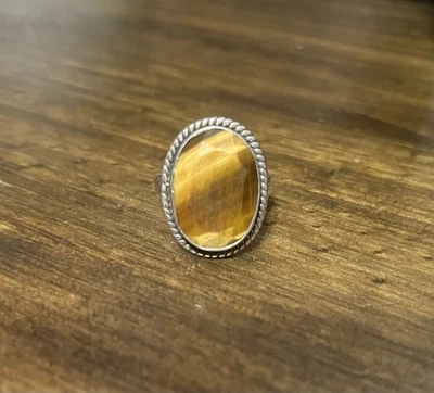 Piedra de ojo de tigre ovalada de plata de ley de colección en un bisel de cuerda retorcida Foto 1 de 4