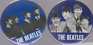 BEATLES SET DI 2 BOTTONI NEMS 1964 BLU "THE BEATLES" - - Foto 1 di 1