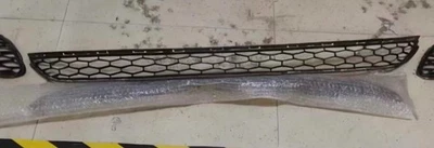 Центральная решетка переднего бампера Maserati Quattroporte от оригинального производителя: 670013783 - Изображение 1 из 2