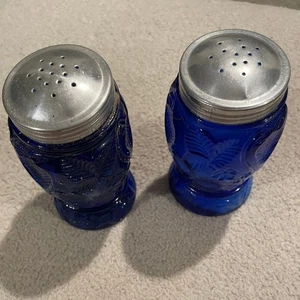 Cobalt Blue Glass Salt and Pepper Shakers Pineapple Embossed Vintage - Picture 1 of 10