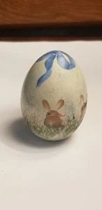 Huevo de madera pintado a mano M.J. Whitaker 2001 conejos de Pascua - Imagen 1 de 5