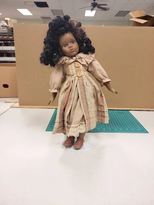 Muñeca afroamericana de porcelana soporte de exhibición de cabello rizado China 96605b numerado Foto 1 de 4
