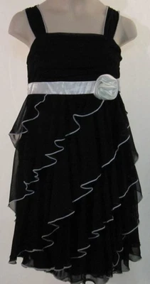 Vestido de babado preto sem mangas Amy Byer com rosa branca tamanho 8 - Imagem 1 de 3