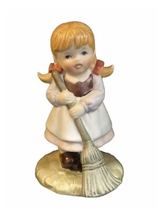 Vintage Porzellan kleines Mädchen Zöpfe Figur fegender Hummel Stil 4" Malaysia - Bild 1 von 3